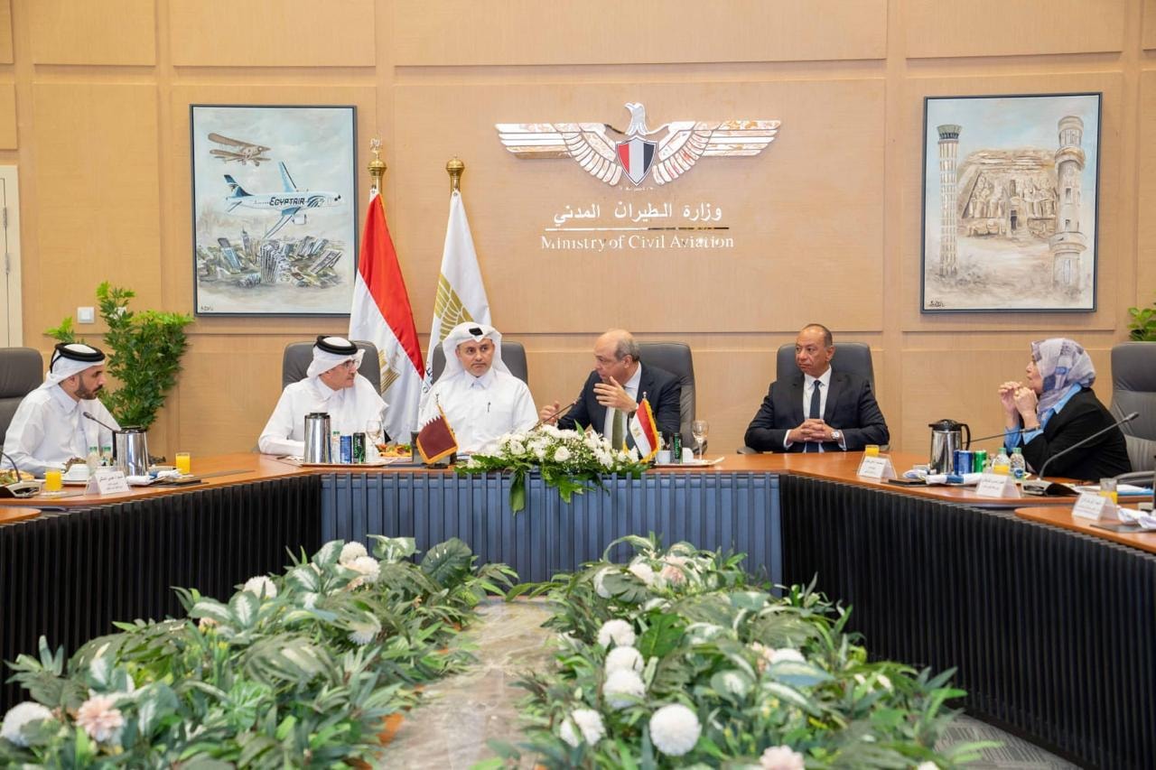 وزير الطيران المدني يستقبل وفد قطري رفيع المستوى