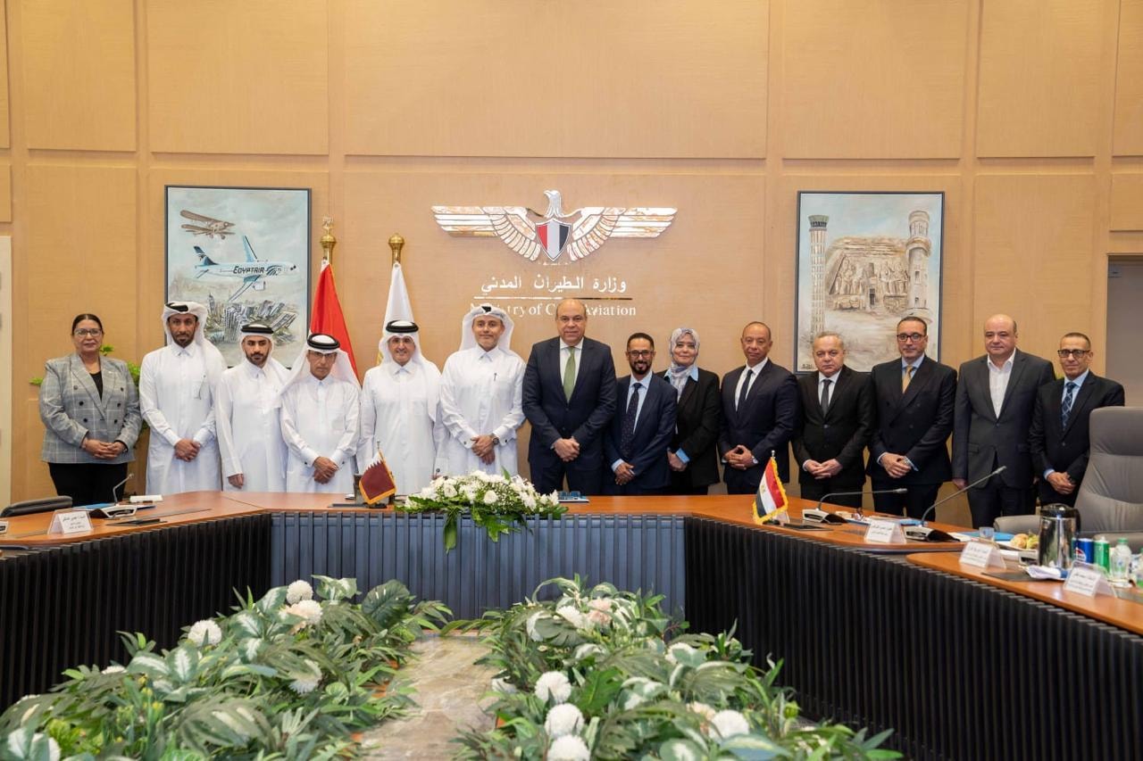 وزير الطيران المدني يستقبل وفد قطري رفيع المستوى