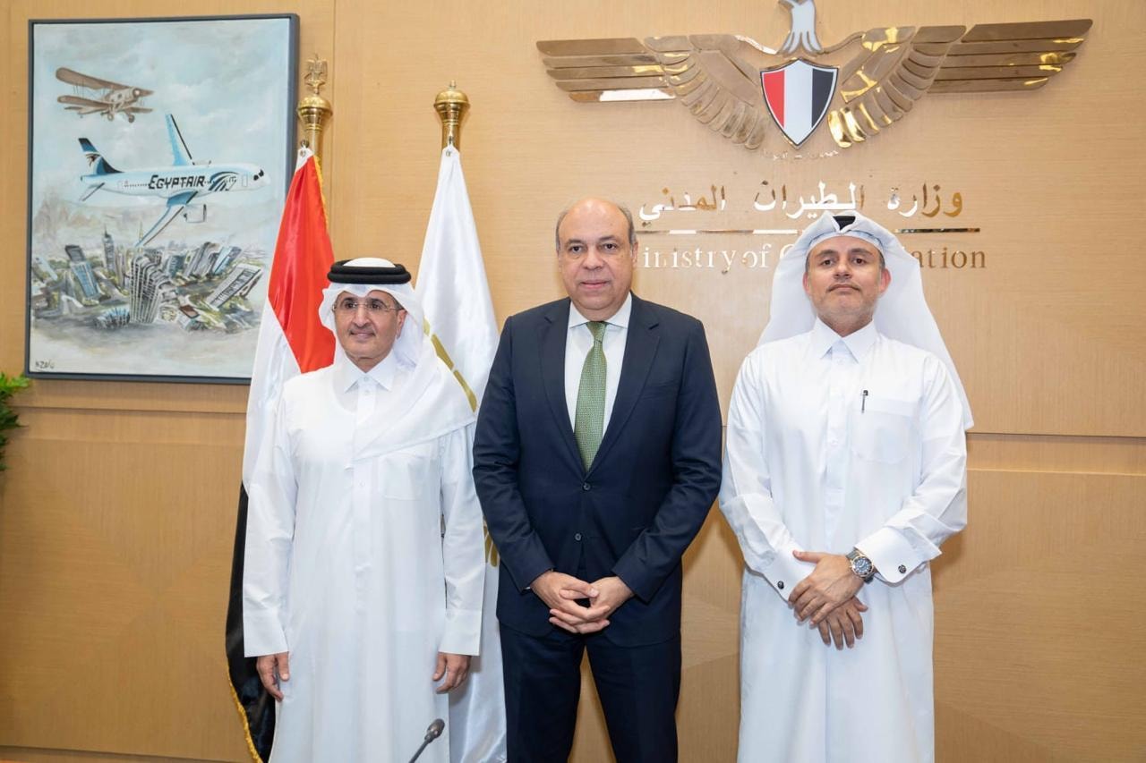 وزير الطيران المدني يستقبل وفد قطري رفيع المستوى