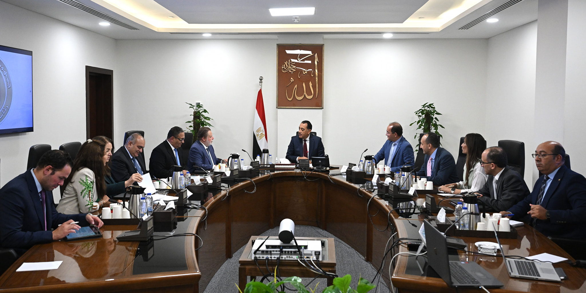 رئيس الوزراء يتابع جهود خفض الدين العام