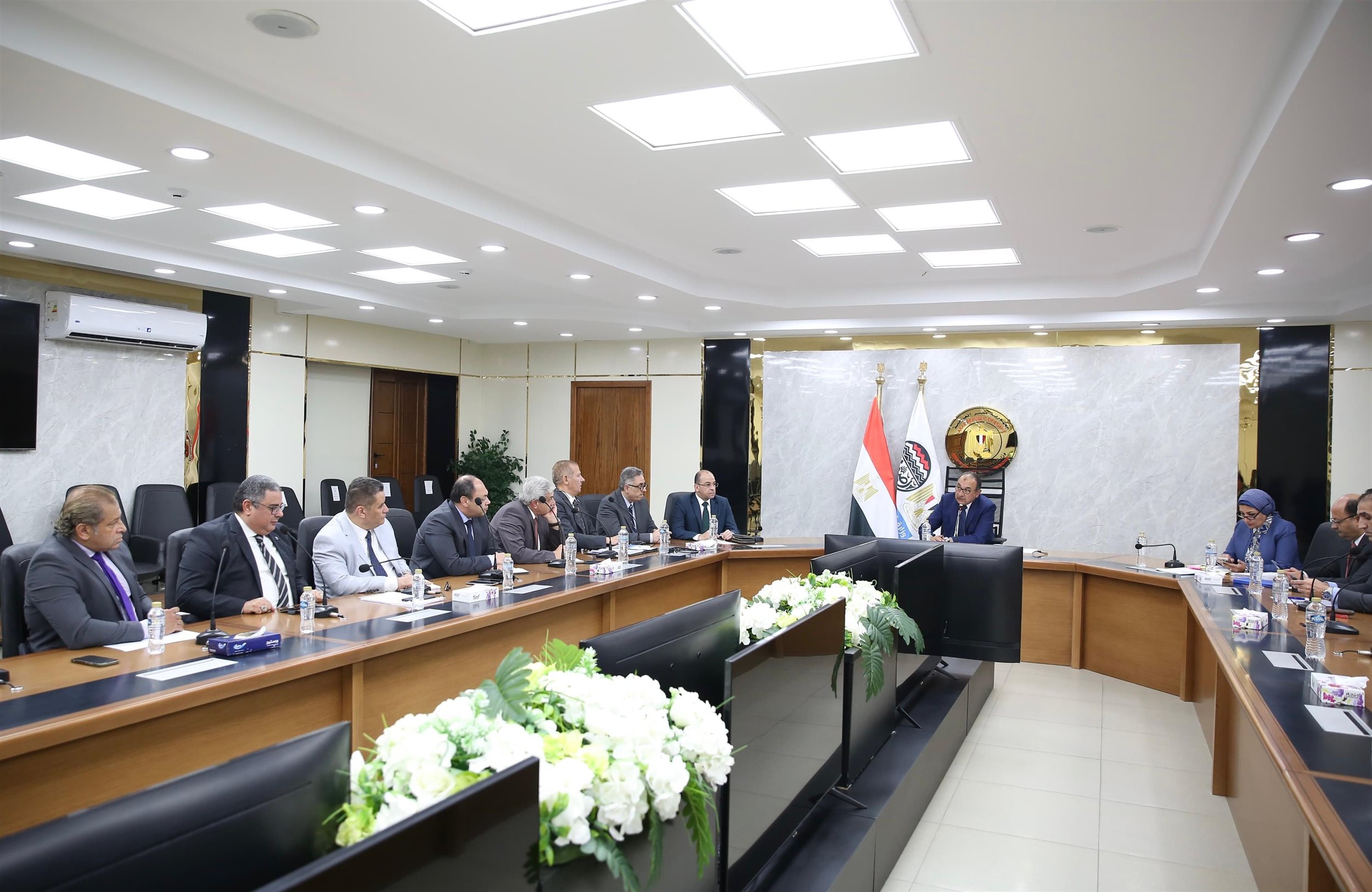 وزير قطاع الأعمال العام يجتمع بمجلس إدارة شركة النصر للإسكان والتعمير