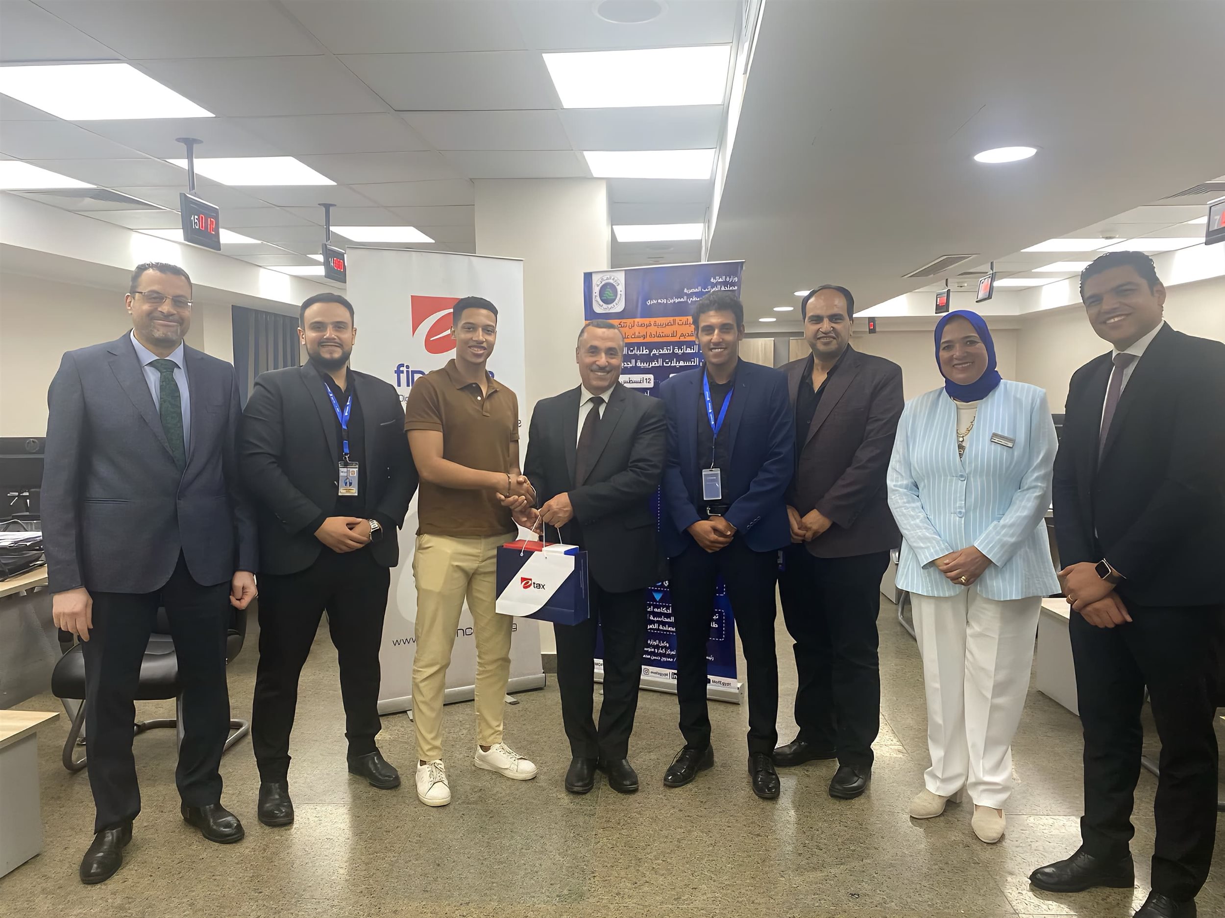الضرائب توزع أجهزة نقاط البيع POS مجانًا في الإسكندرية