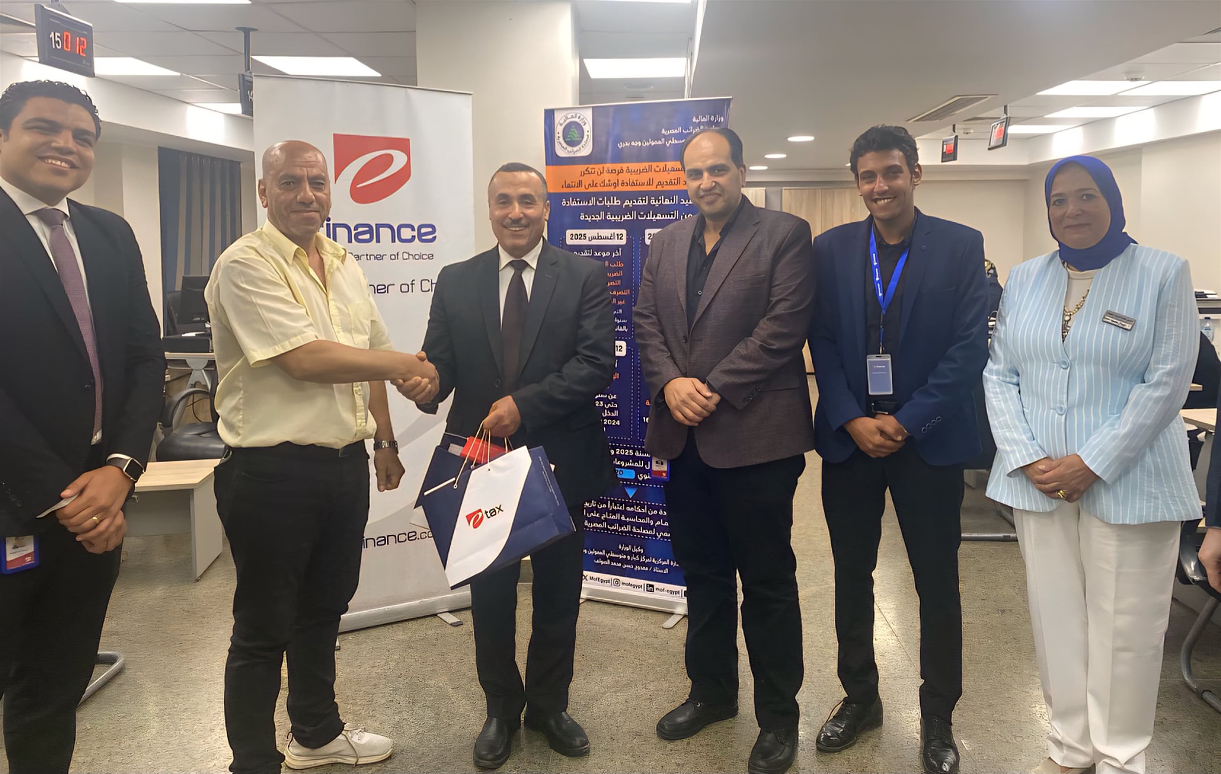 الضرائب توزع أجهزة نقاط البيع POS مجانًا في الإسكندرية