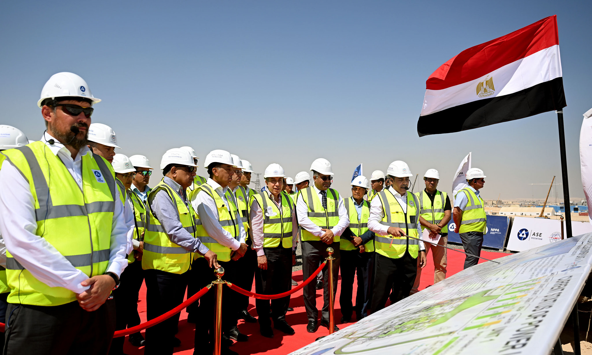 رئيس الوزراء يتفقد موقع إنشاء المحطة النووية بالضبعة