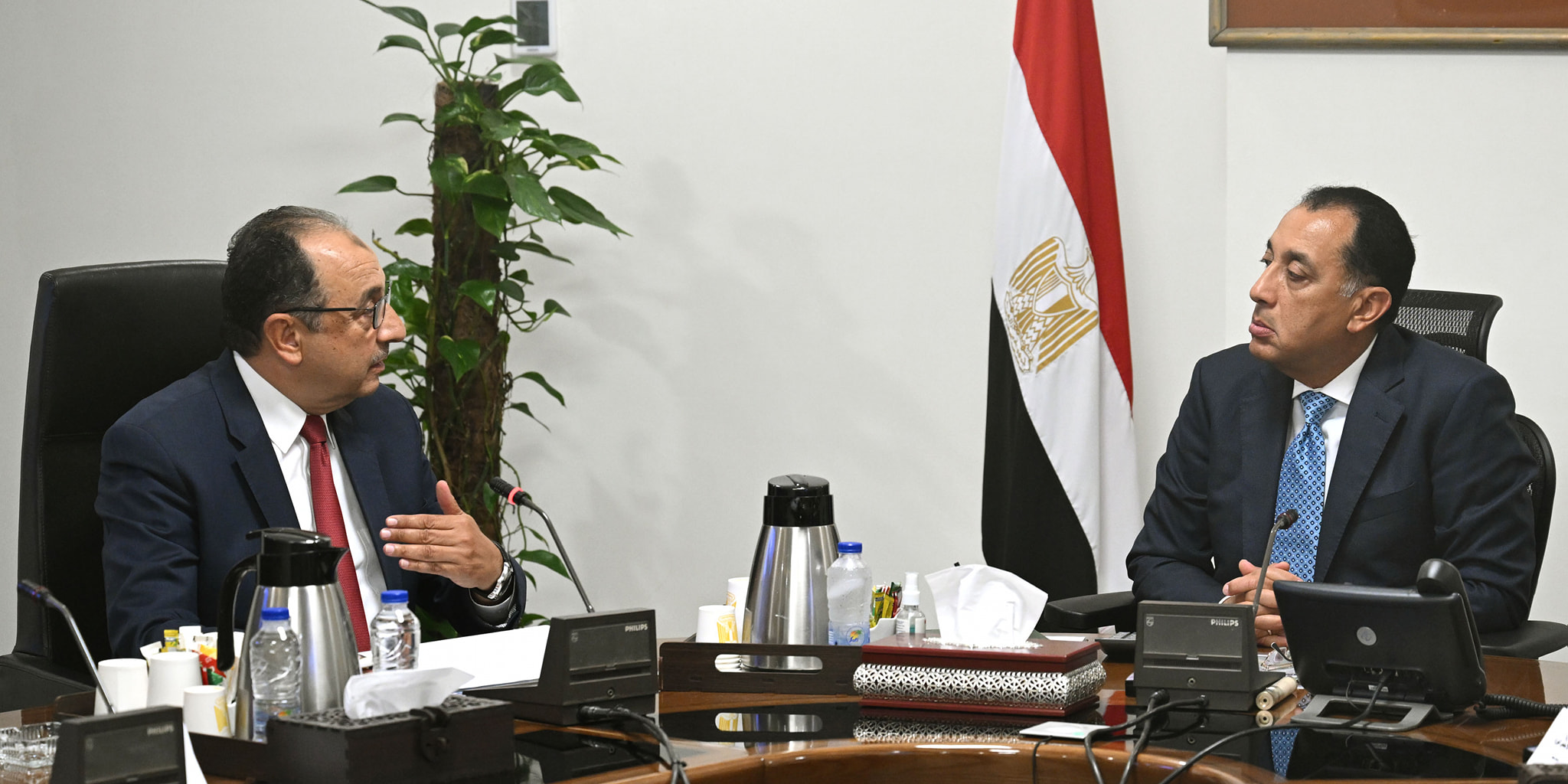 رئيس الوزراء يتابع مع وزير قطاع الأعمال العام عدد من الملفات