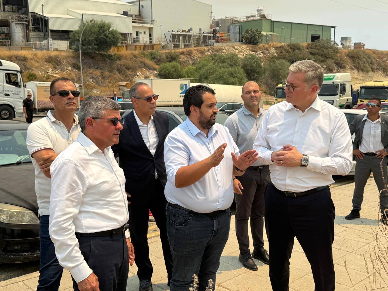 وزير البترول يزور موقع حرائق الغابات بمدينة ليماسول