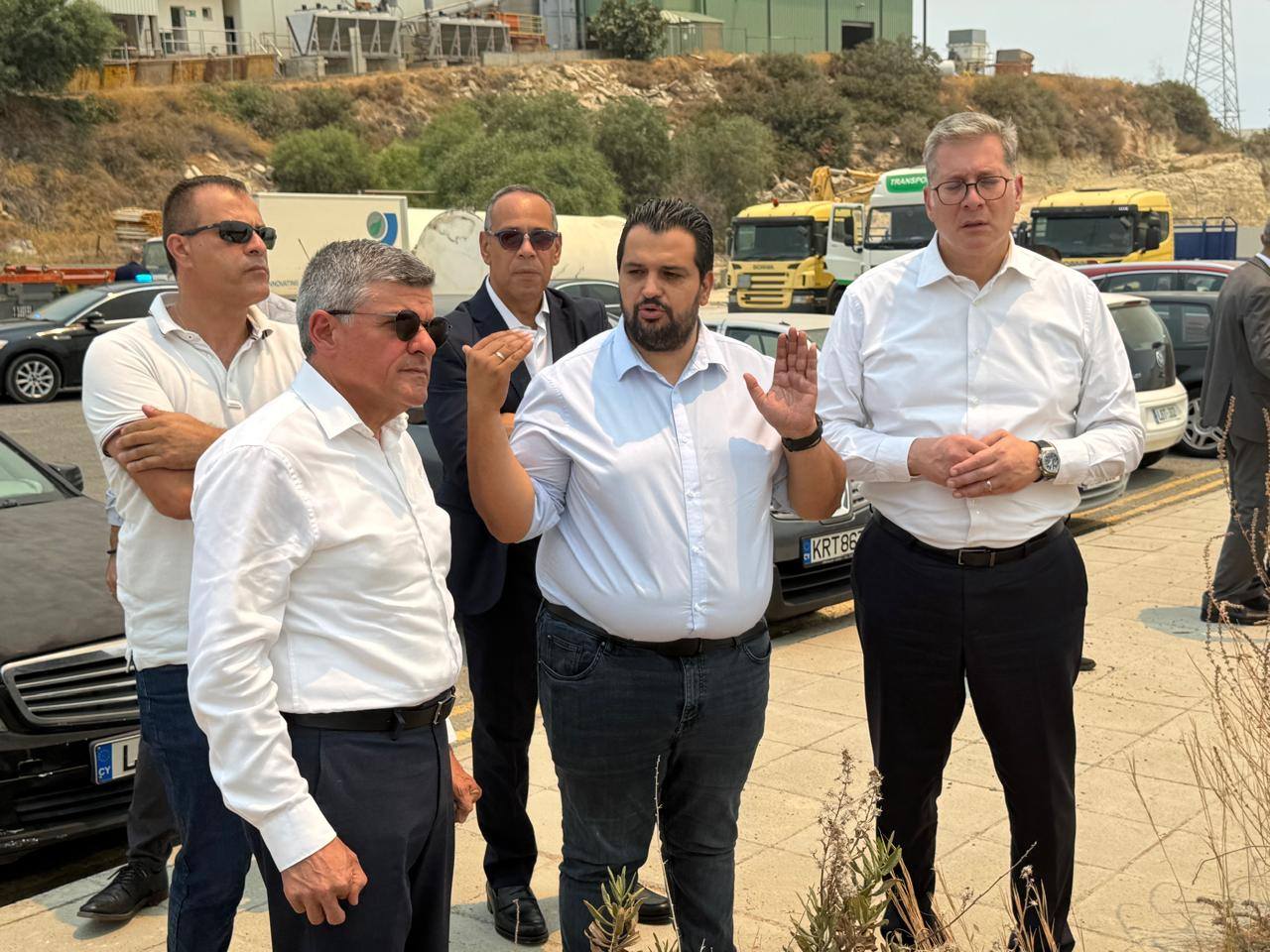 وزير البترول يزور موقع حرائق الغابات بمدينة ليماسول