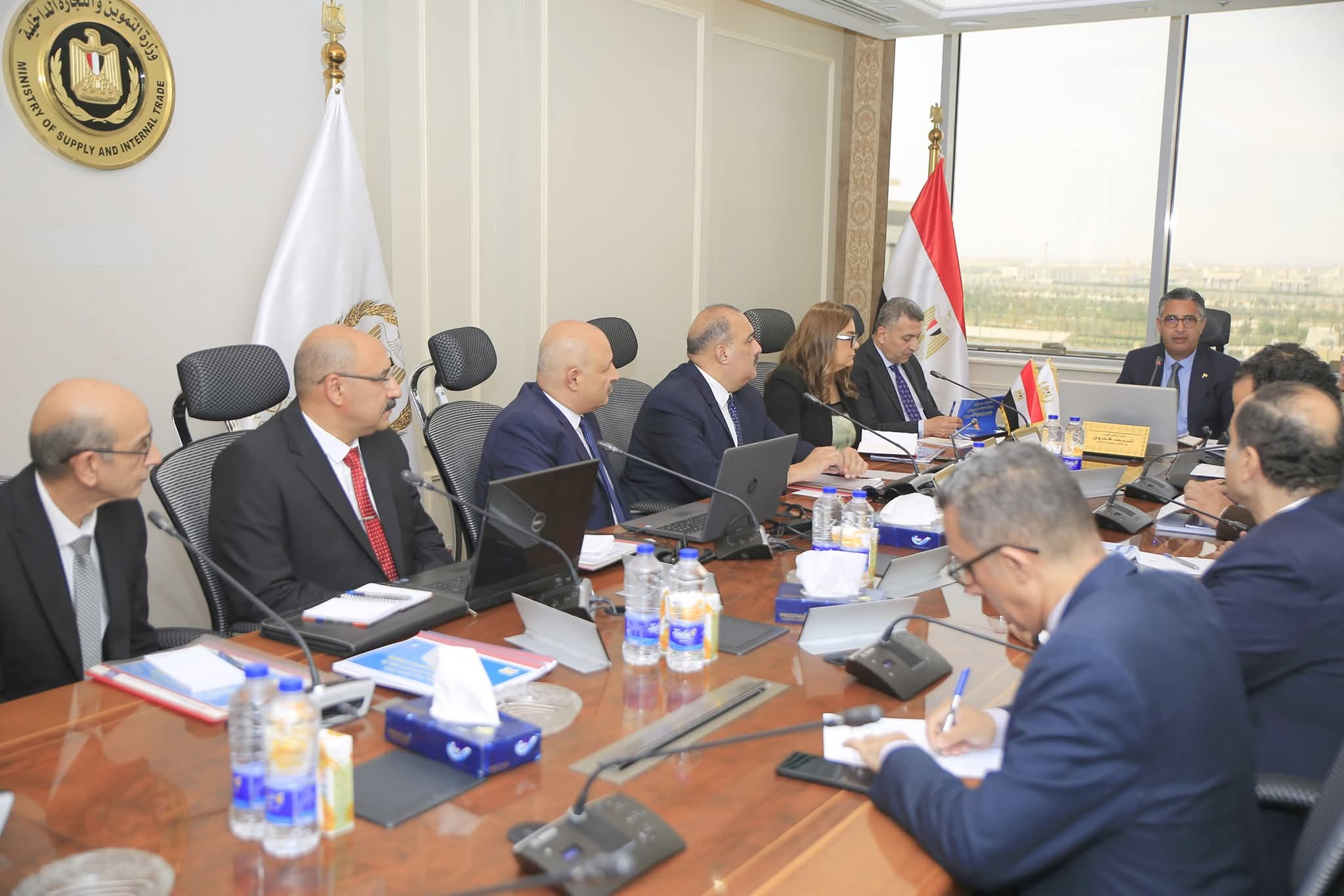 وزير التموين مع رئيس الشركة العامة لتجارة الجملة