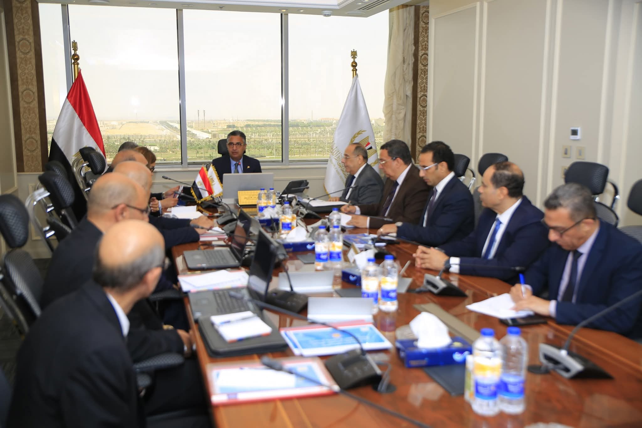 وزير التموين مع رئيس الشركة العامة لتجارة الجملة