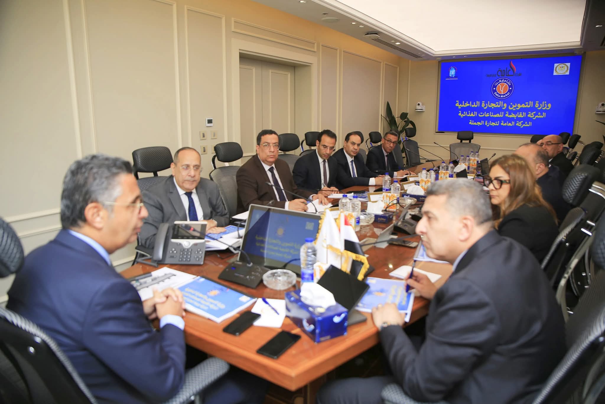 وزير التموين مع رئيس الشركة العامة لتجارة الجملة