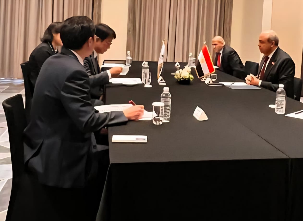 وزير الطيران يعقد لقاءات مع مسئولي قطاع الطيران الكوري