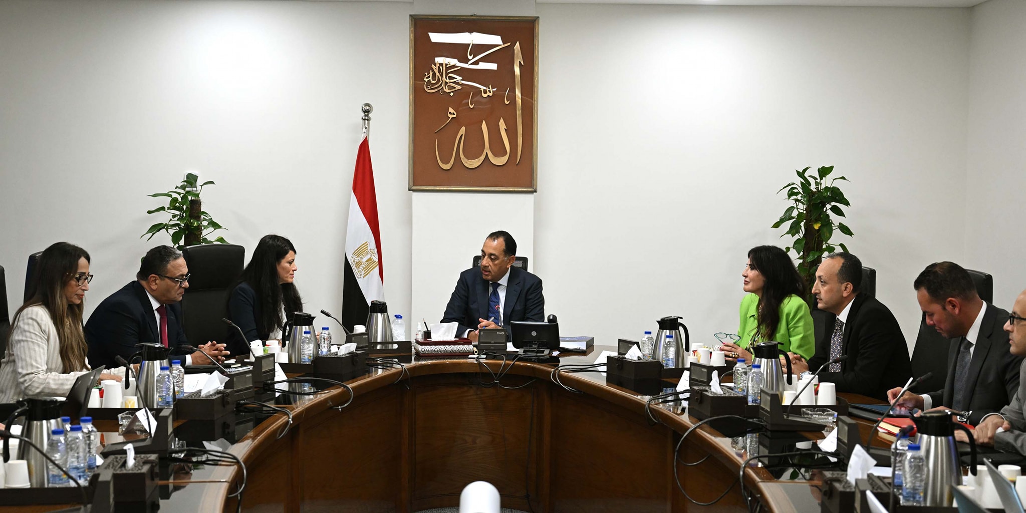 رئيس الوزراء يجتمع مع وزيرة التخطيط
