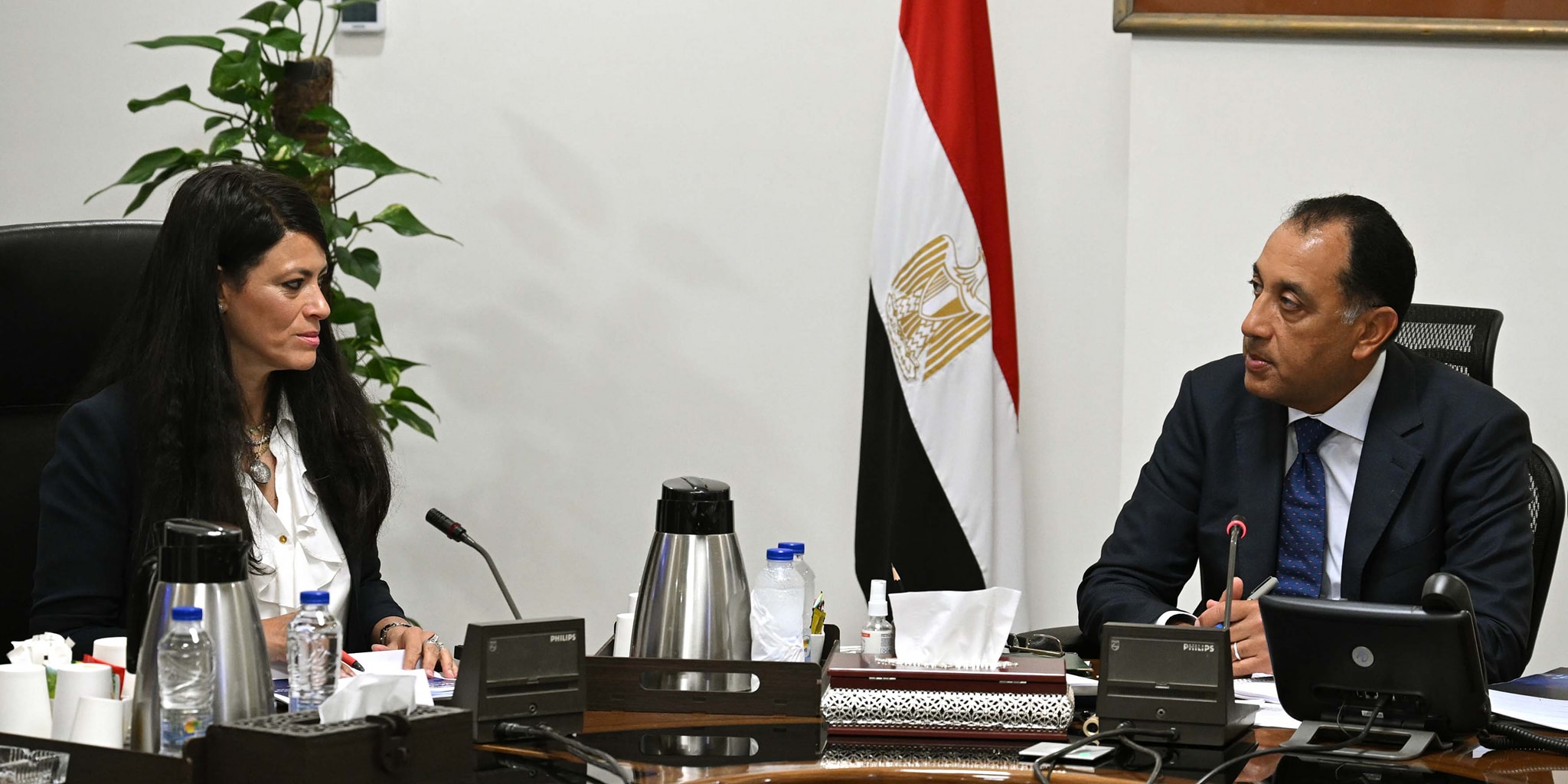 رئيس الوزراء يجتمع مع وزيرة التخطيط