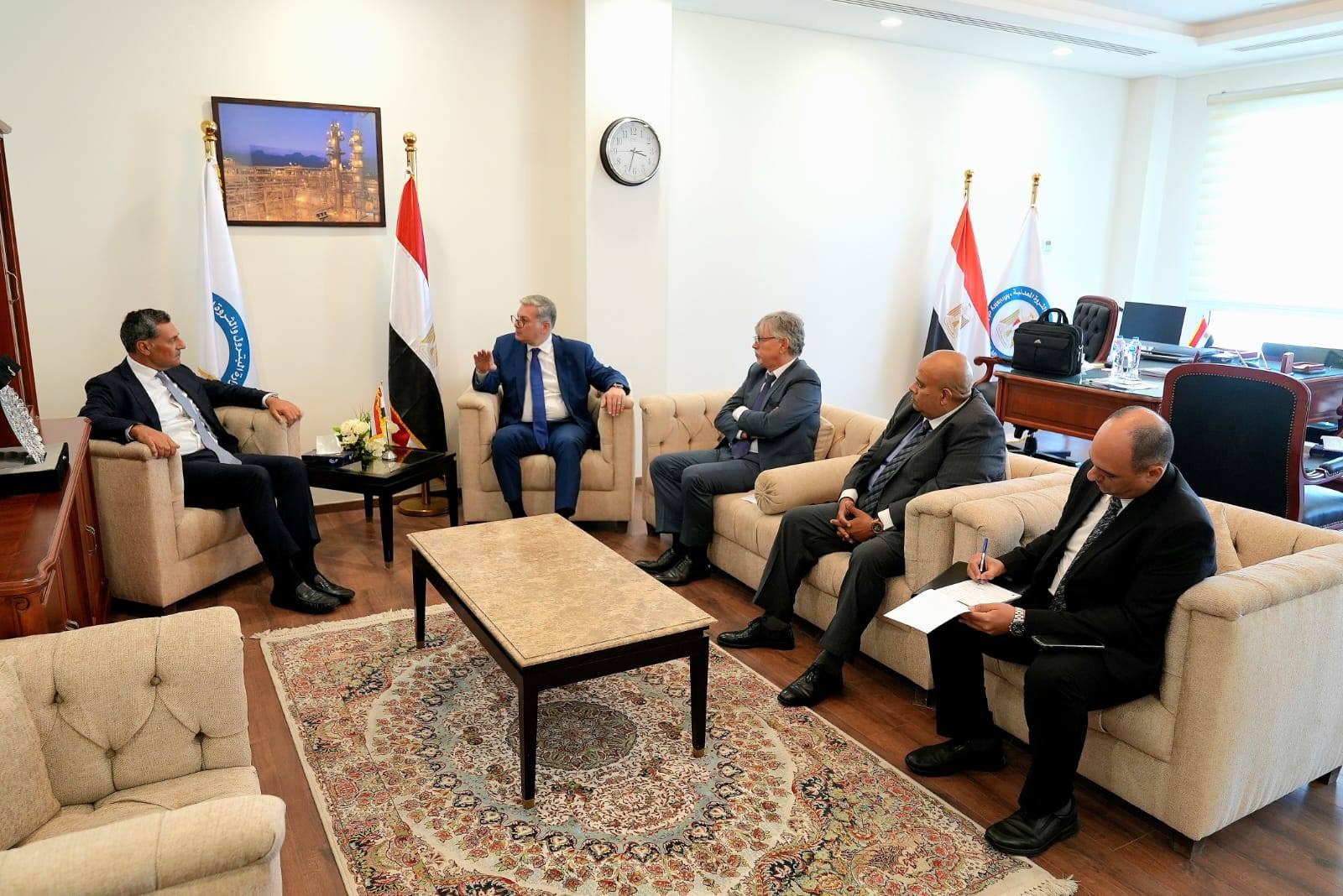 وزير البترول في اجتماع مع رئيس شركة إنرجين اليونانية