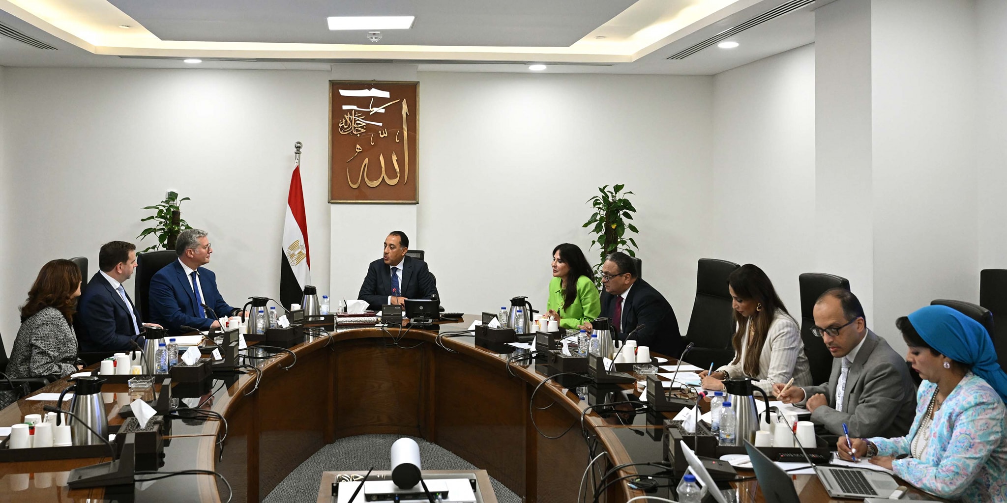 رئيس الوزراء يلتقي رئيس شركة شل العالمية