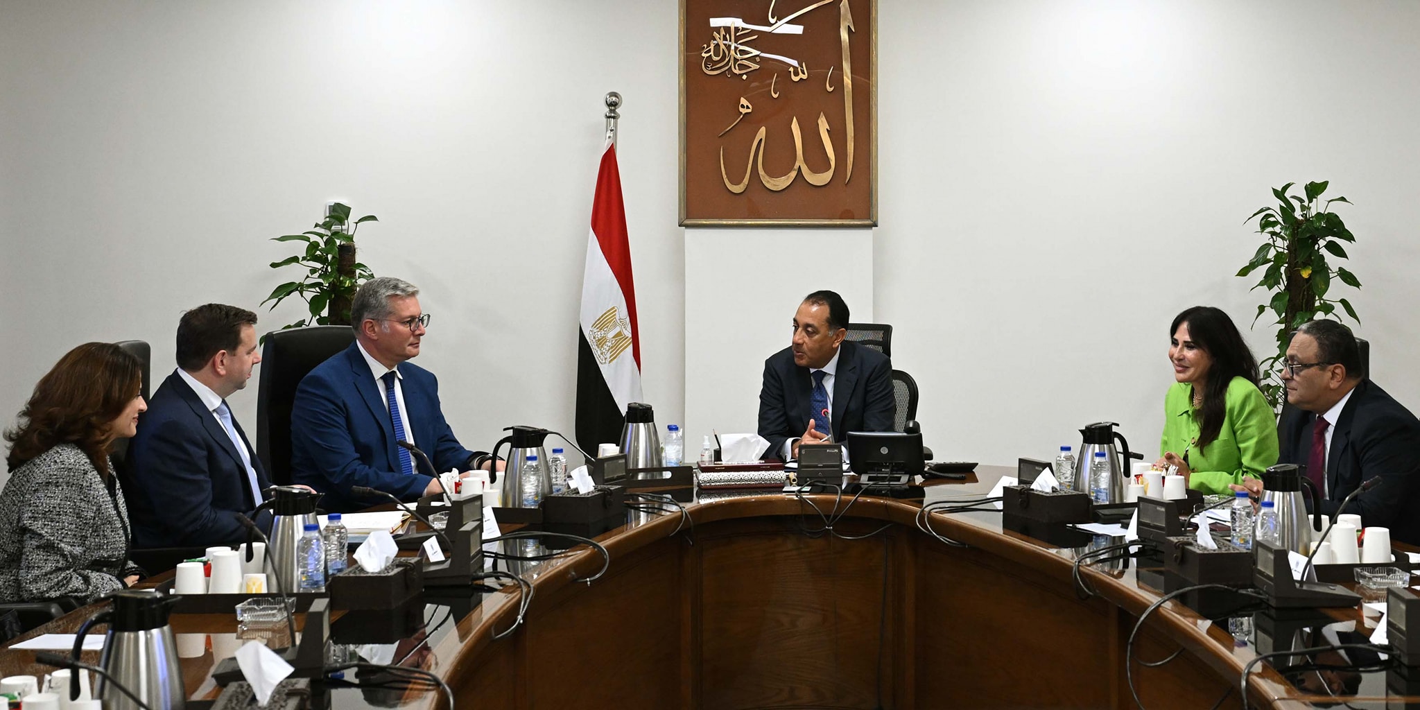رئيس الوزراء يلتقي رئيس شركة شل العالمية