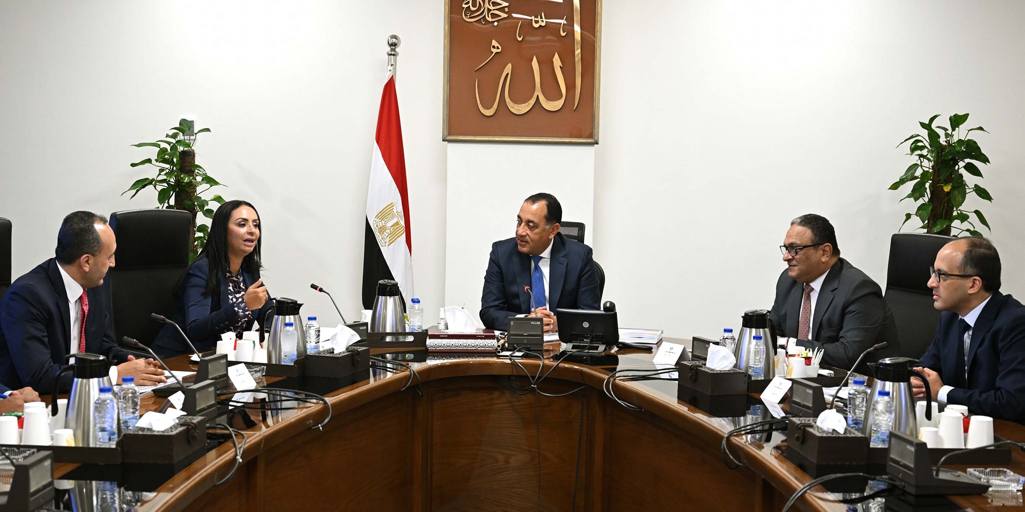 رئيس الوزراء يجتمع مع وزيرة التضامن الاجتماعي