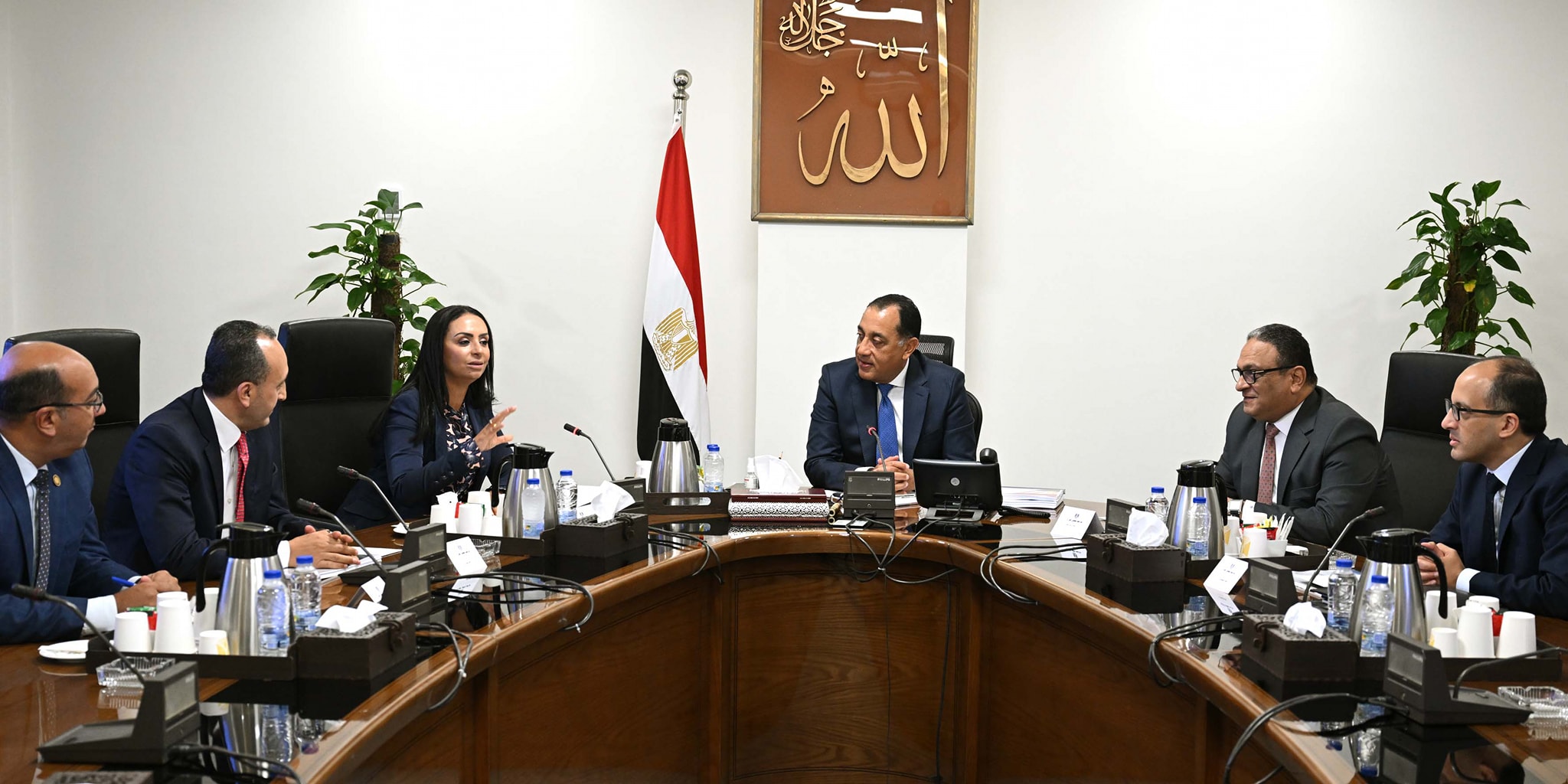 رئيس الوزراء يجتمع مع وزيرة التضامن الاجتماعي