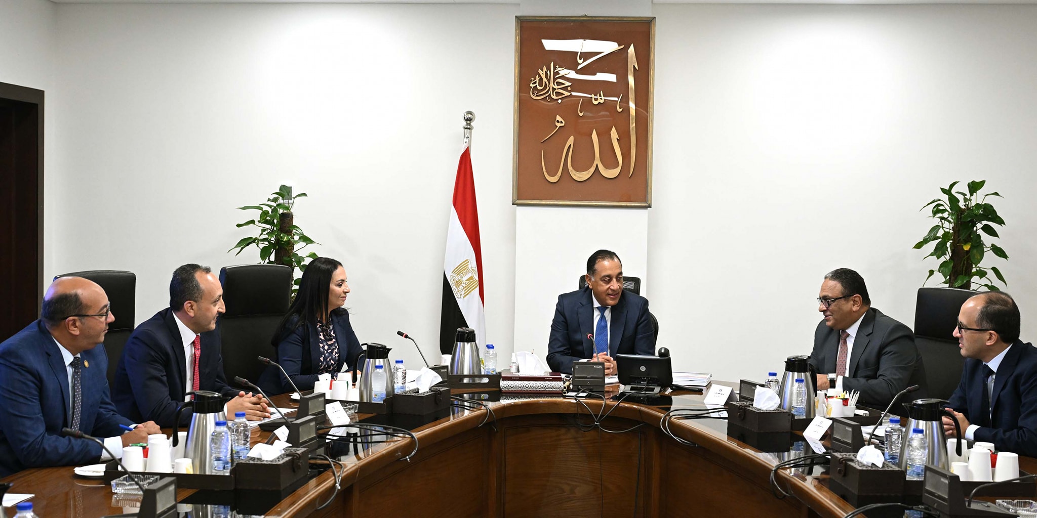 رئيس الوزراء يجتمع مع وزيرة التضامن الاجتماعي