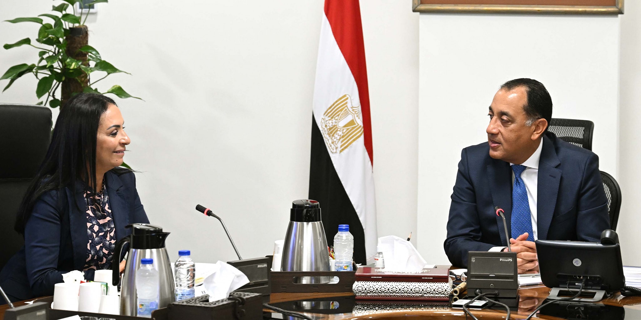 رئيس الوزراء يجتمع مع وزيرة التضامن الاجتماعي