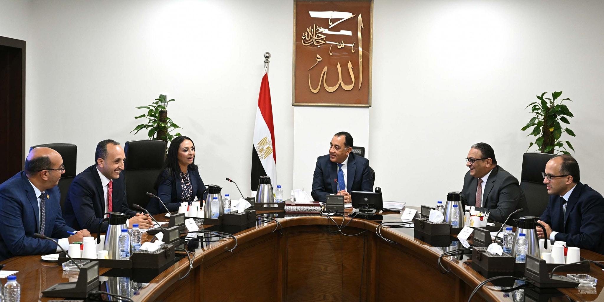 رئيس الوزراء يجتمع مع وزيرة التضامن الاجتماعي