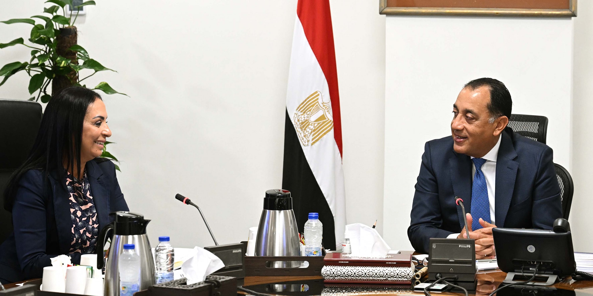 رئيس الوزراء يجتمع مع وزيرة التضامن الاجتماعي