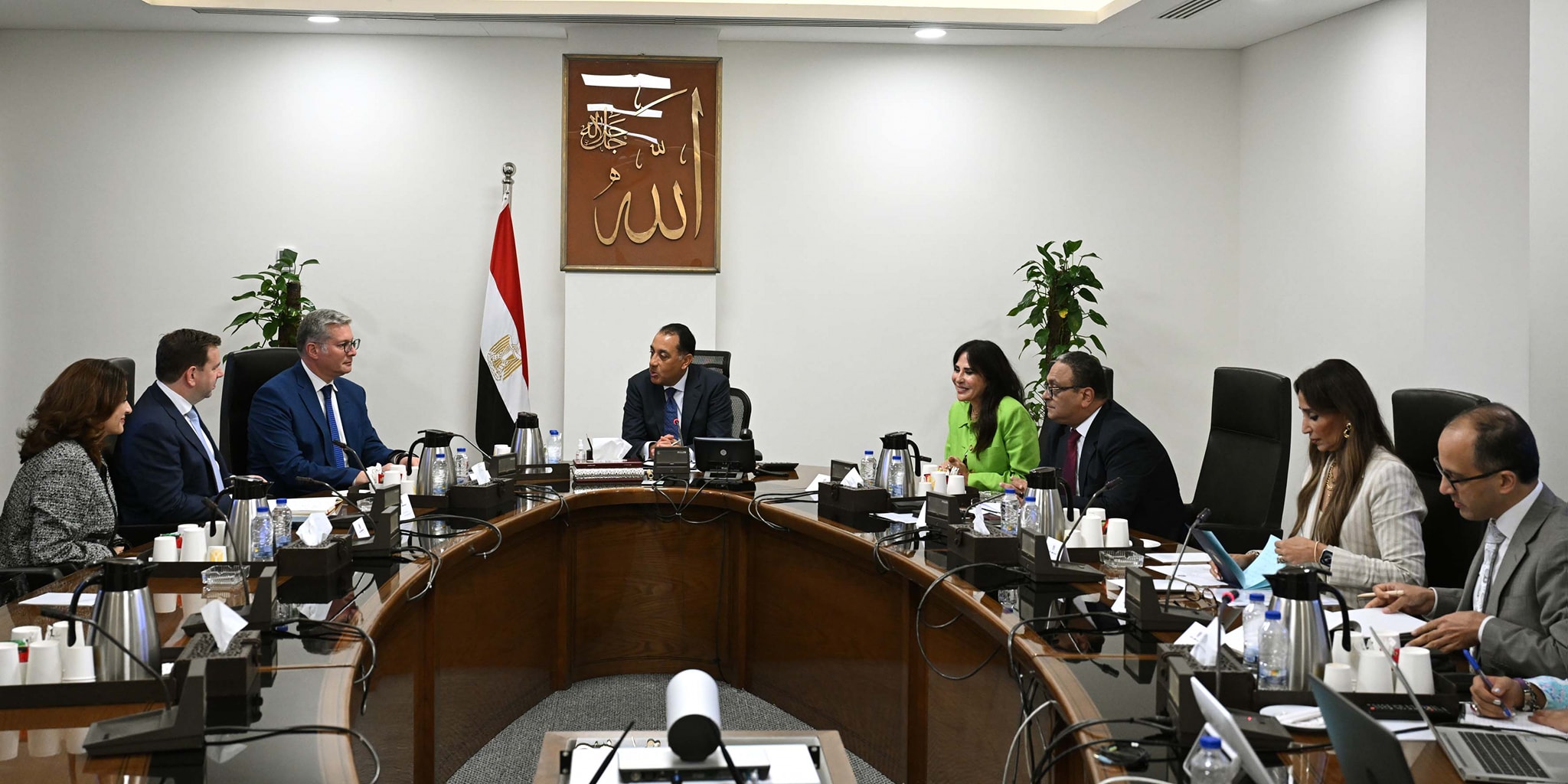 رئيس الوزراء يلتقي رئيس شركة شل العالمية