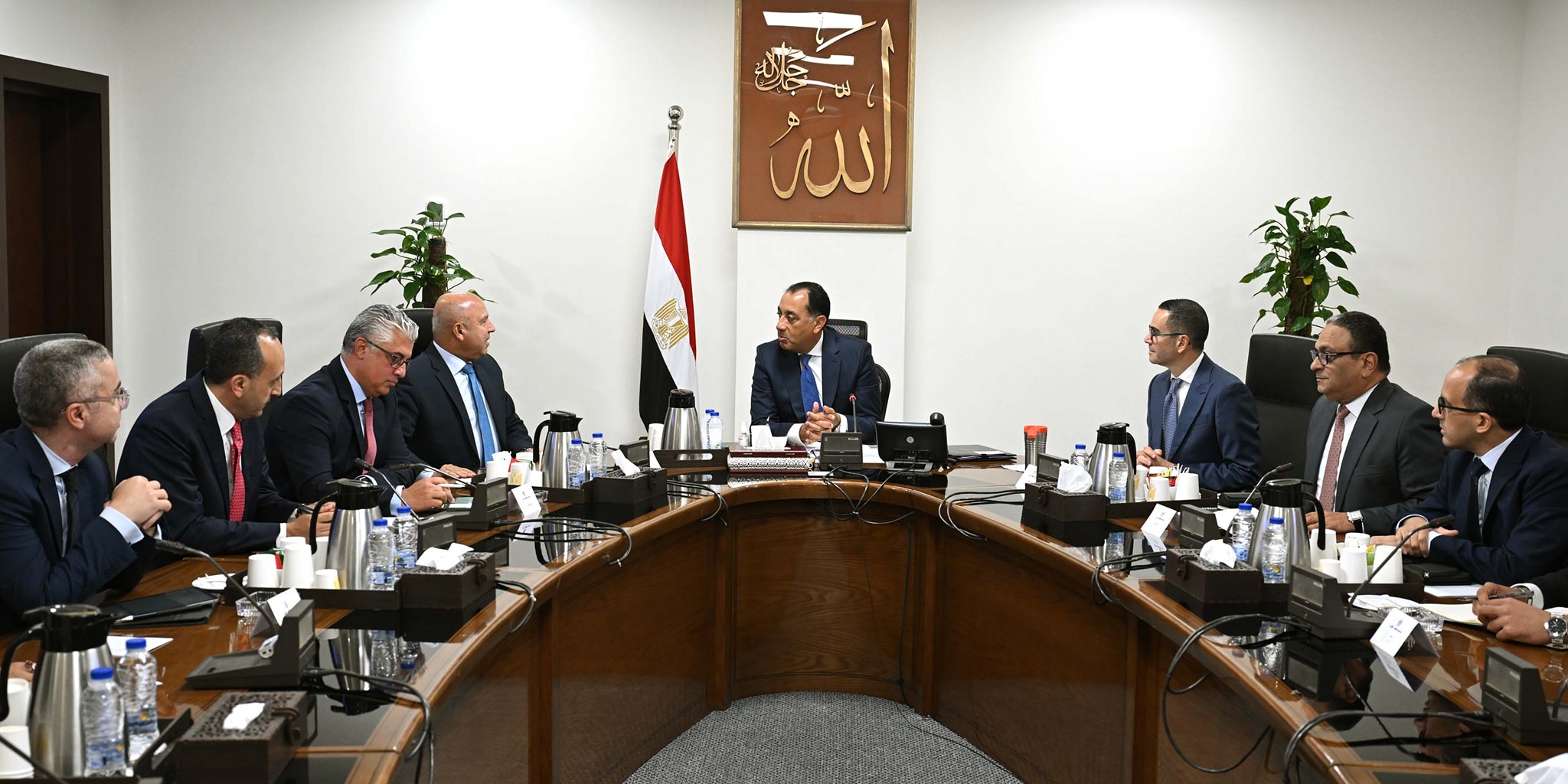 رئيس الوزراء يتابع إجراءات توطين صناعة السيارات الكهربائية