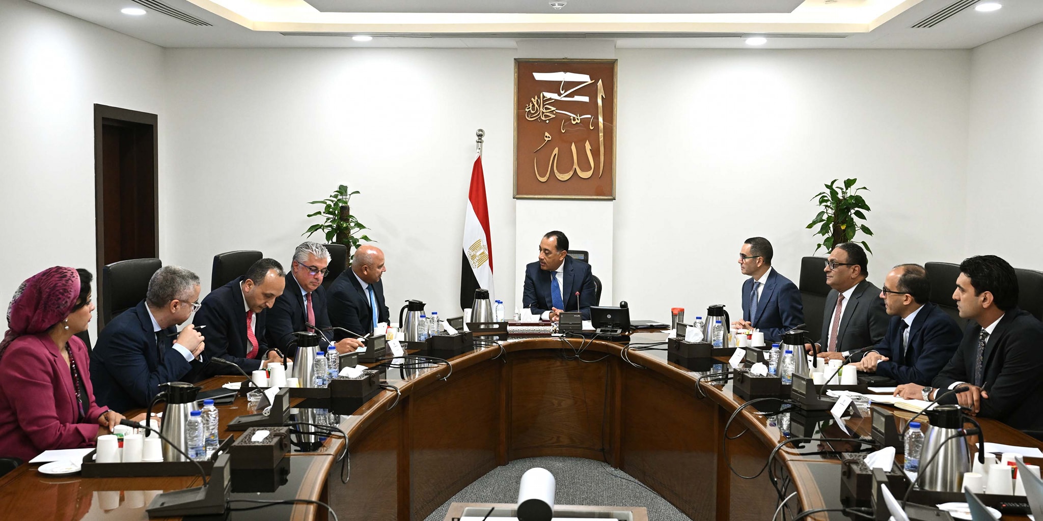 رئيس الوزراء يتابع إجراءات توطين صناعة السيارات الكهربائية
