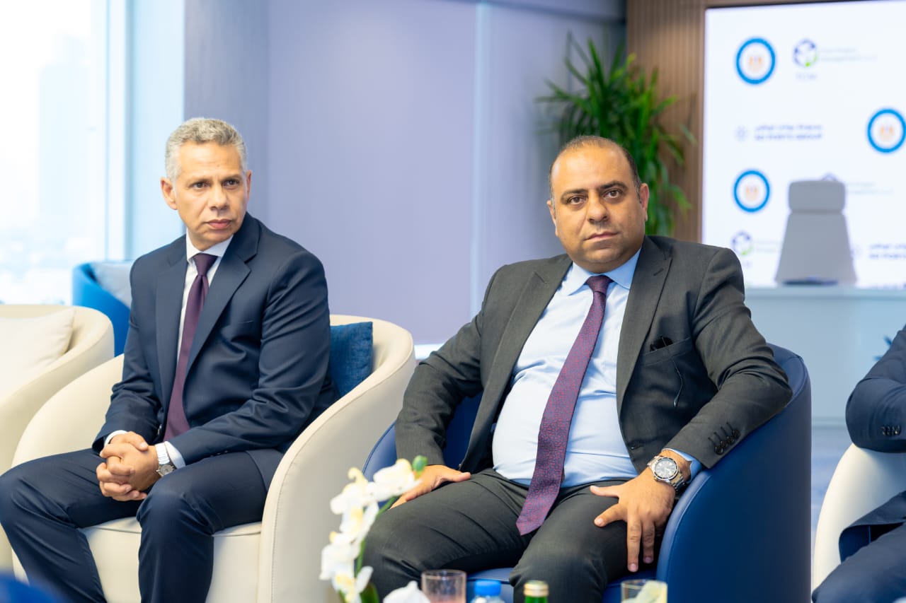 وزير البترول يجتمع مع مجموعة موانئ ابوظبي