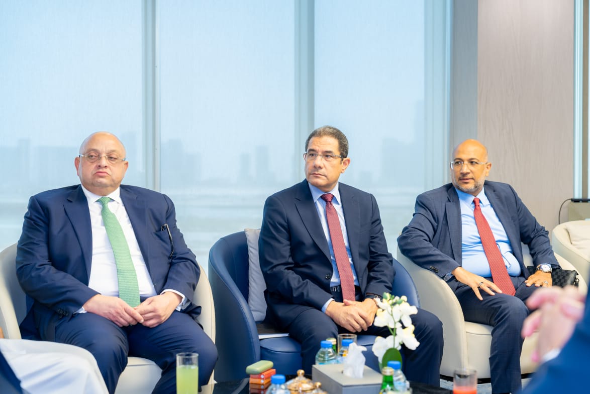وزير البترول يجتمع مع مجموعة موانئ ابوظبي