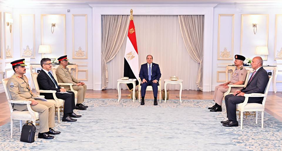 السيسى يستقبل رئيس هيئة الأركان المشتركة لجمهورية باكستان