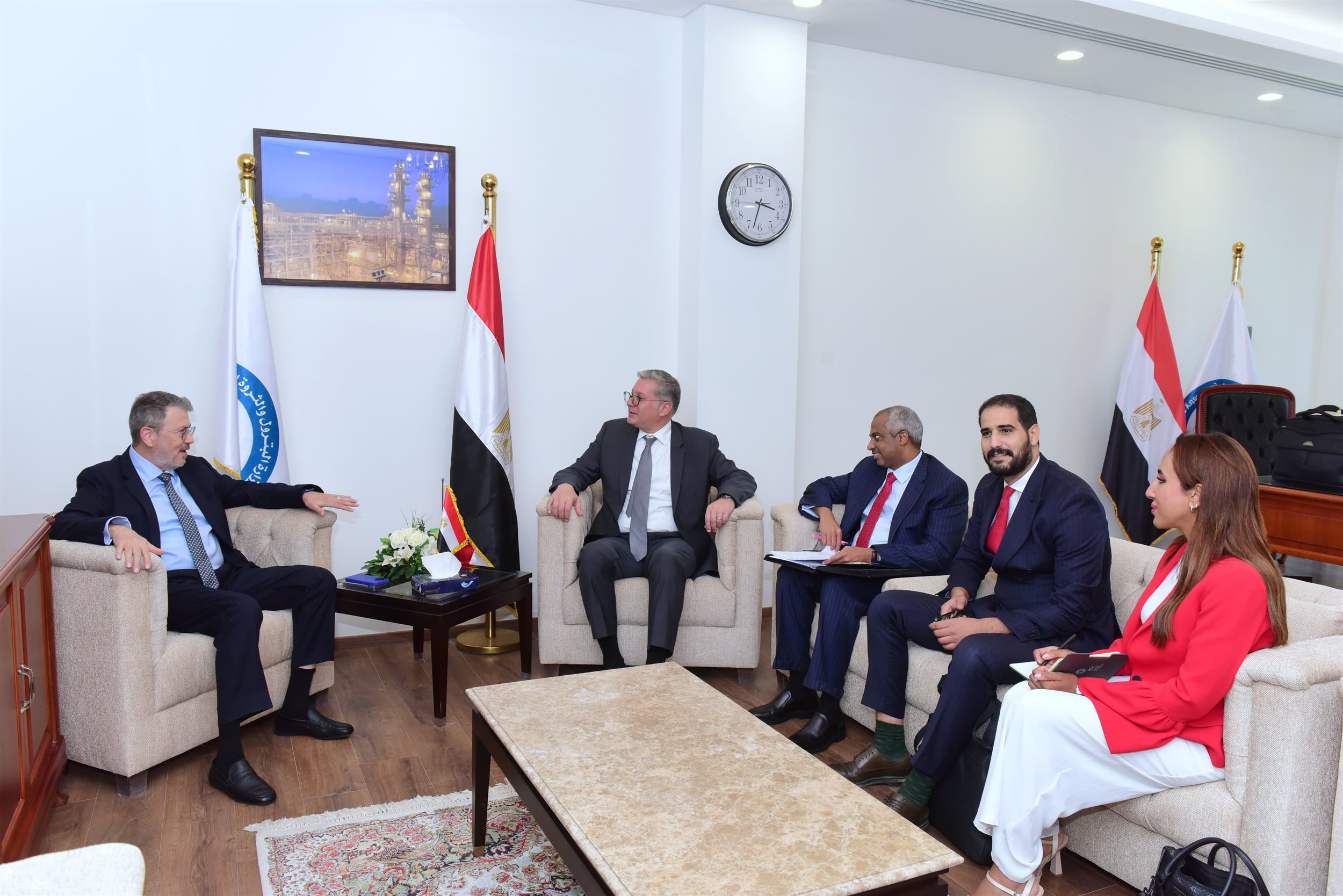 بحث سبل تعزيز التعاون بين قطاع البترول والمؤسسة