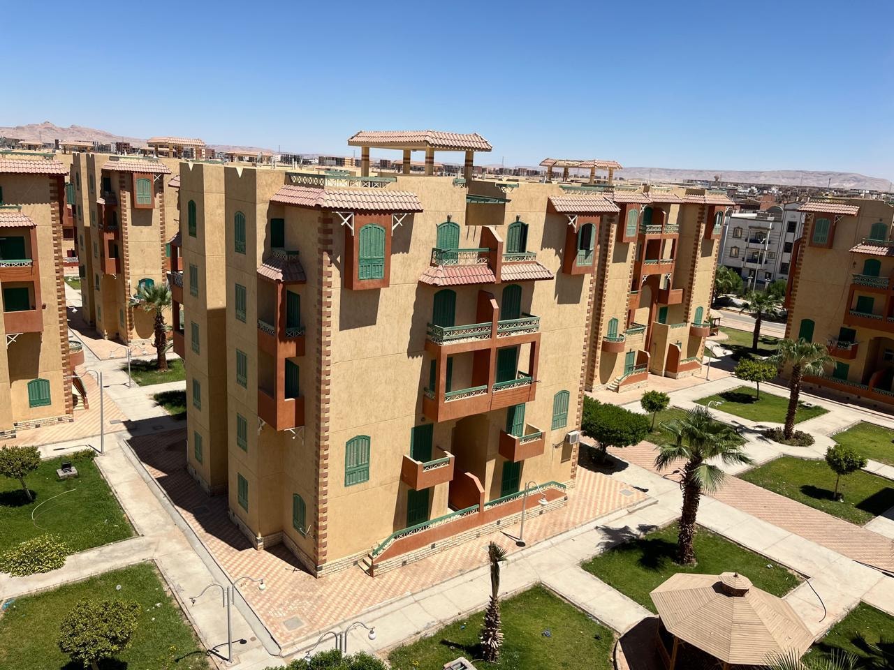 وزير الإسكان يتابع موقف المشروعات السكنية بعدة مدن بالصعيد