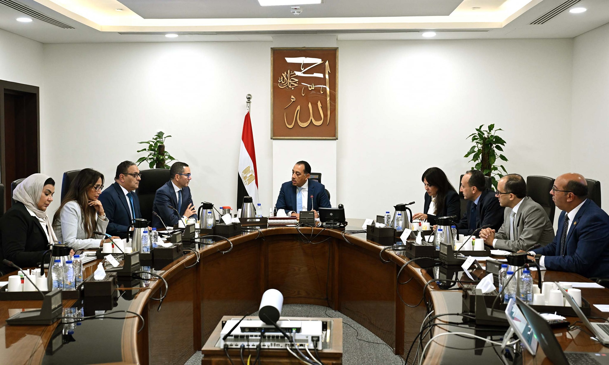 رئيس الوزراء يجتمع مع وزير الاستثمار