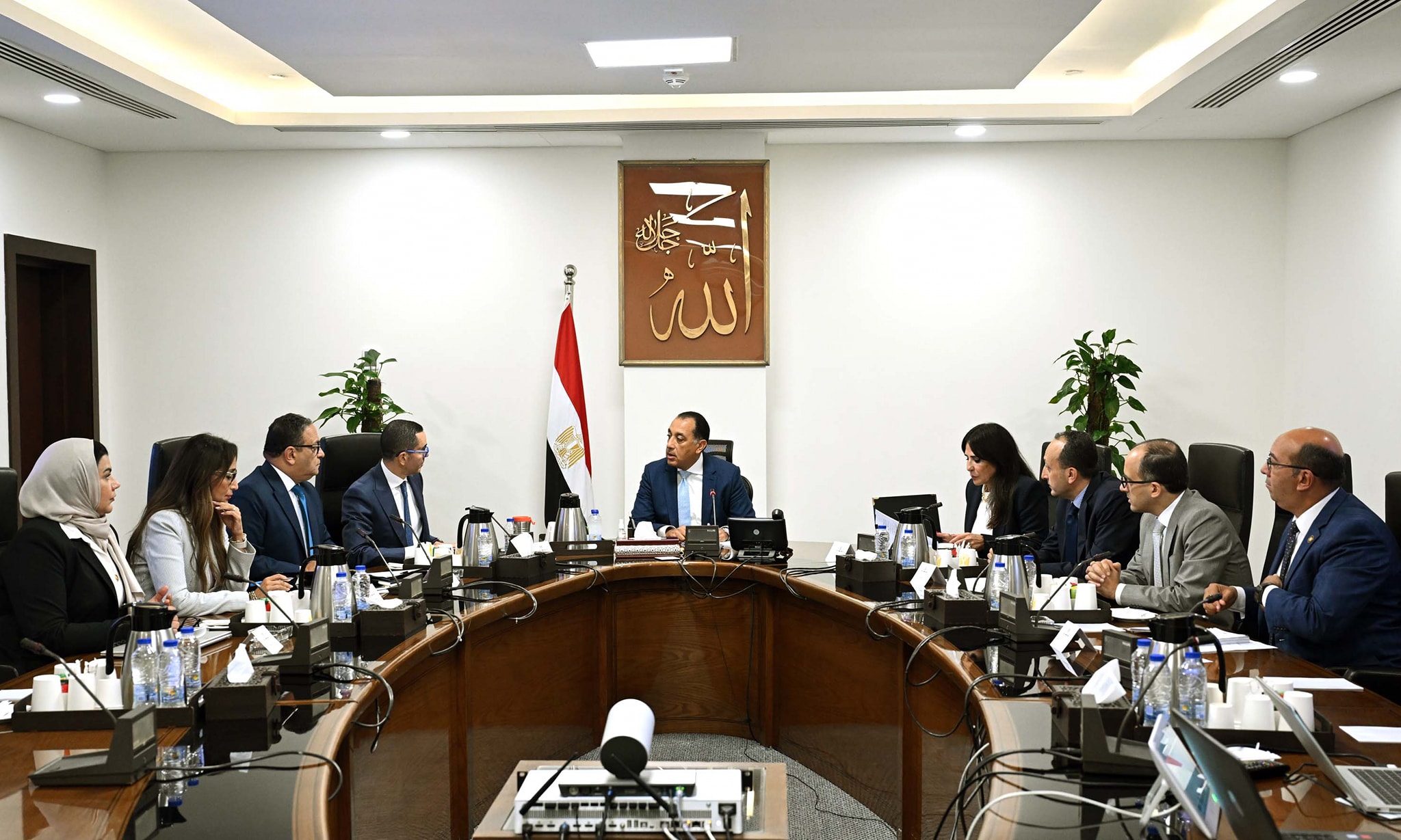 رئيس الوزراء يجتمع مع وزير الاستثمار