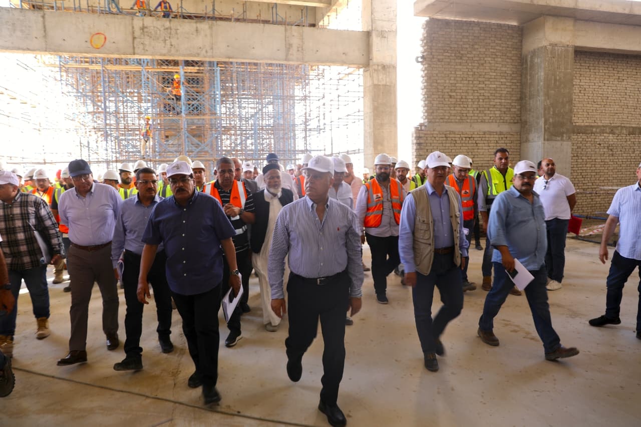 جولة كامل الوزير بمشروع شبكة القطار الكهربائي السريع