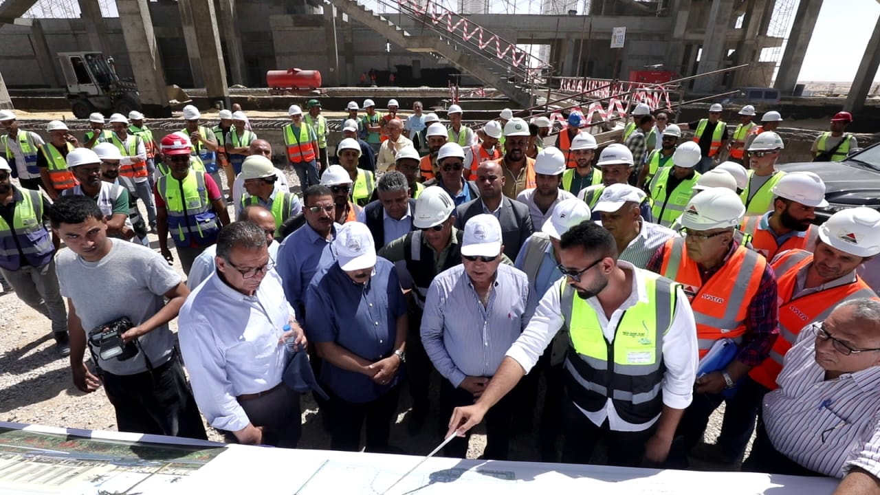 جولة كامل الوزير بمشروع شبكة القطار الكهربائي السريع