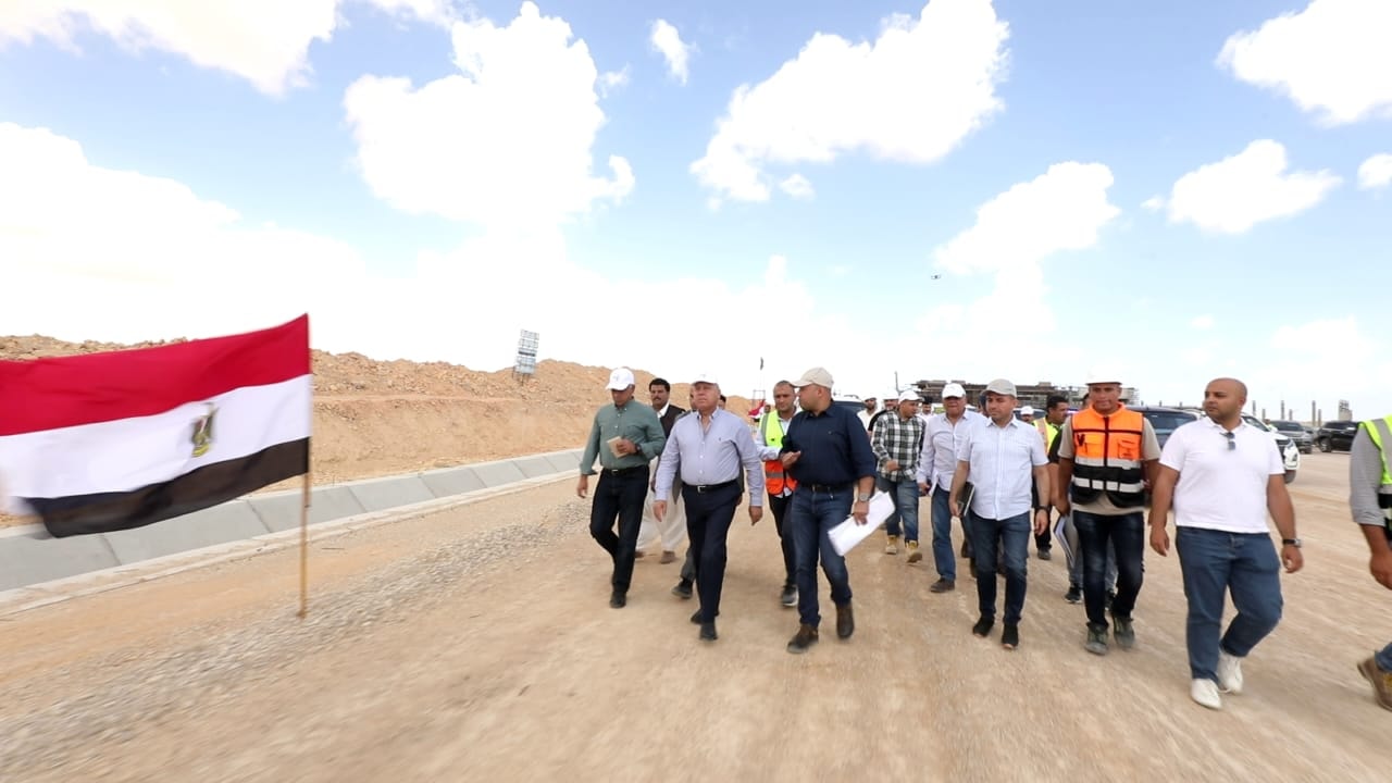 جولة كامل الوزير بمشروع شبكة القطار الكهربائي السريع