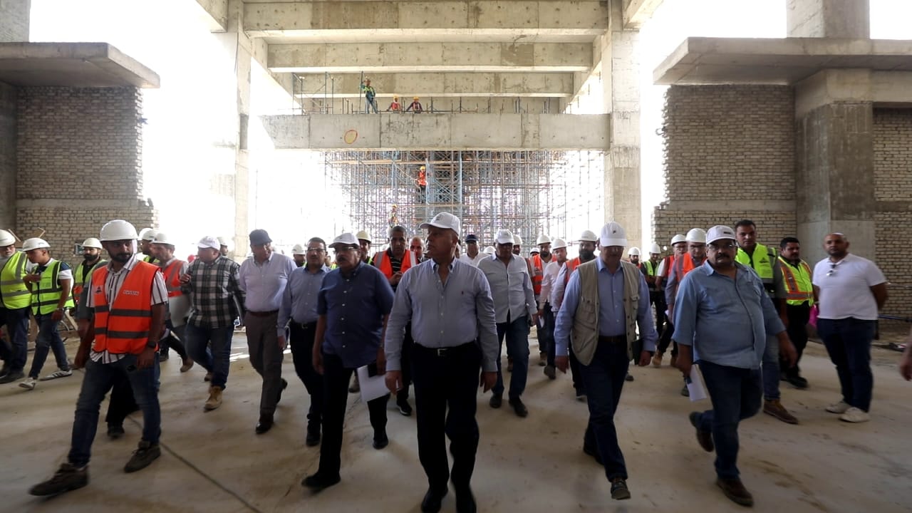 جولة كامل الوزير بمشروع شبكة القطار الكهربائي السريع