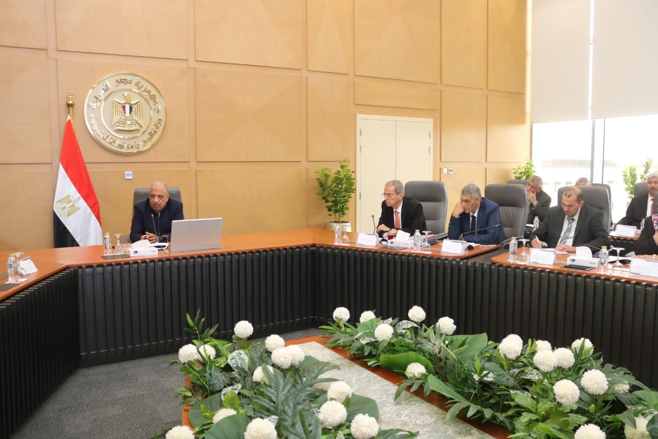 وزير الكهرباء يجتمع برؤساء شركات الإنتاج والنقل والتوزيع