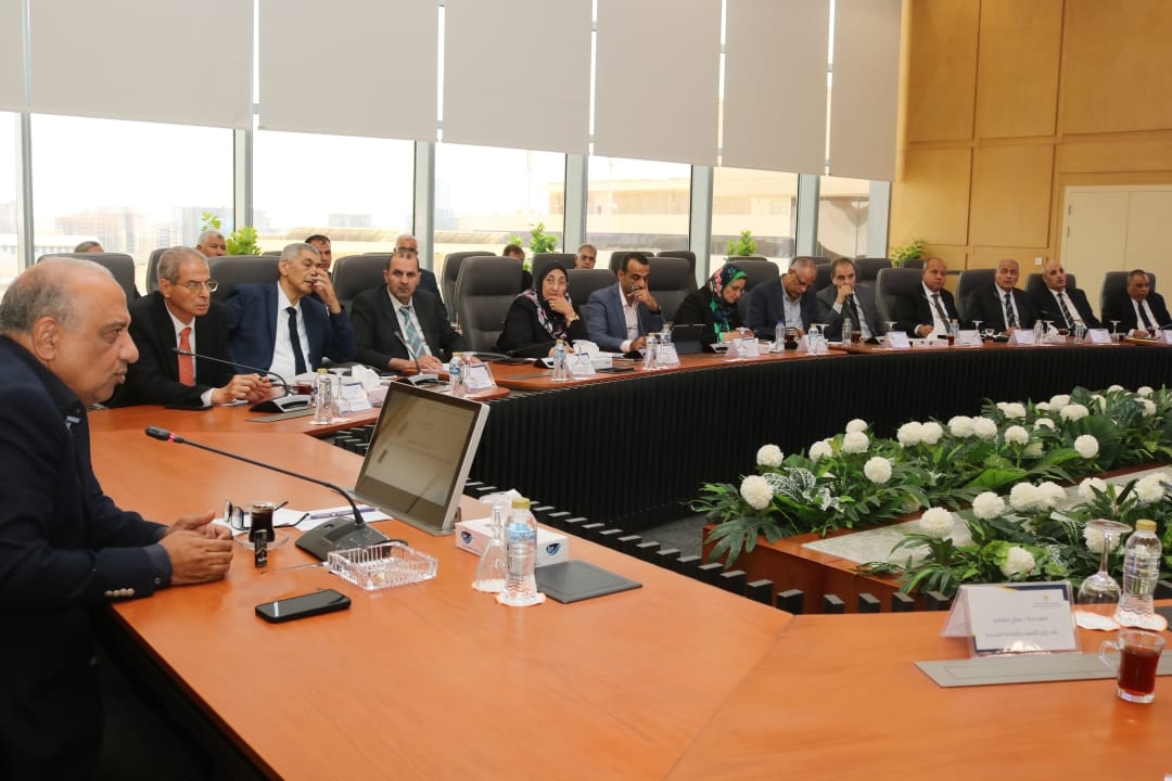 وزير الكهرباء يجتمع برؤساء شركات الإنتاج والنقل والتوزيع