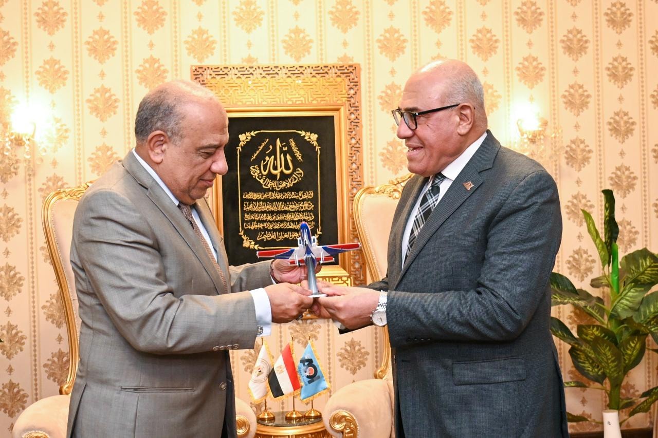 افتتاح خط إنتاج أبراج كهرباء الجهد العالي والفائق بمصنع الطائرات