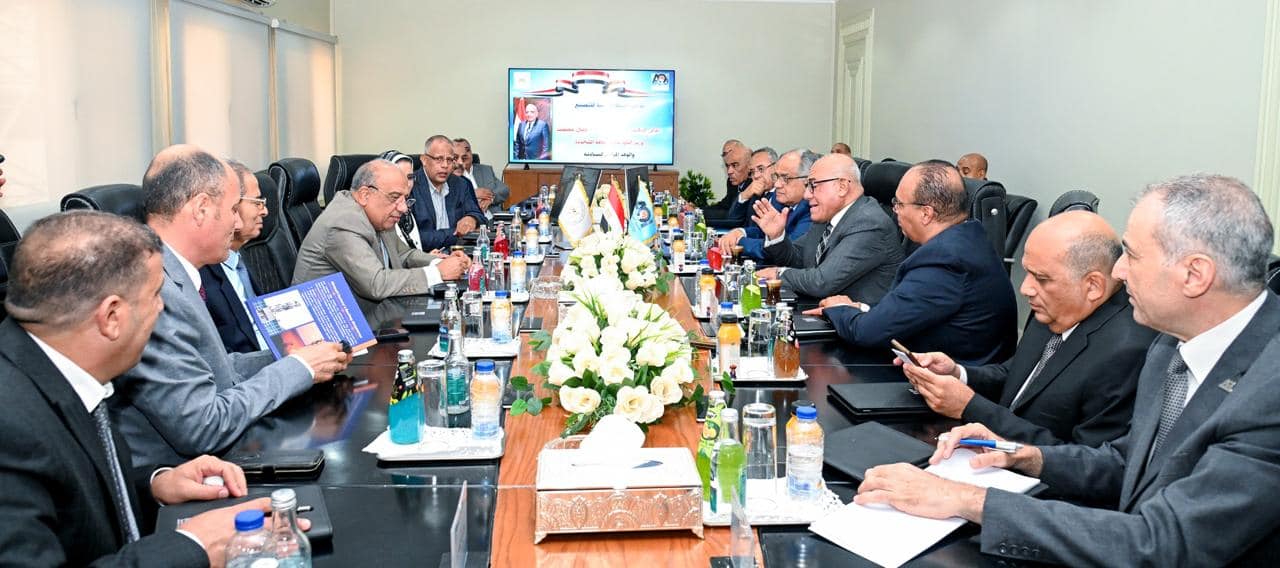 افتتاح خط إنتاج أبراج كهرباء الجهد العالي والفائق بمصنع الطائرات