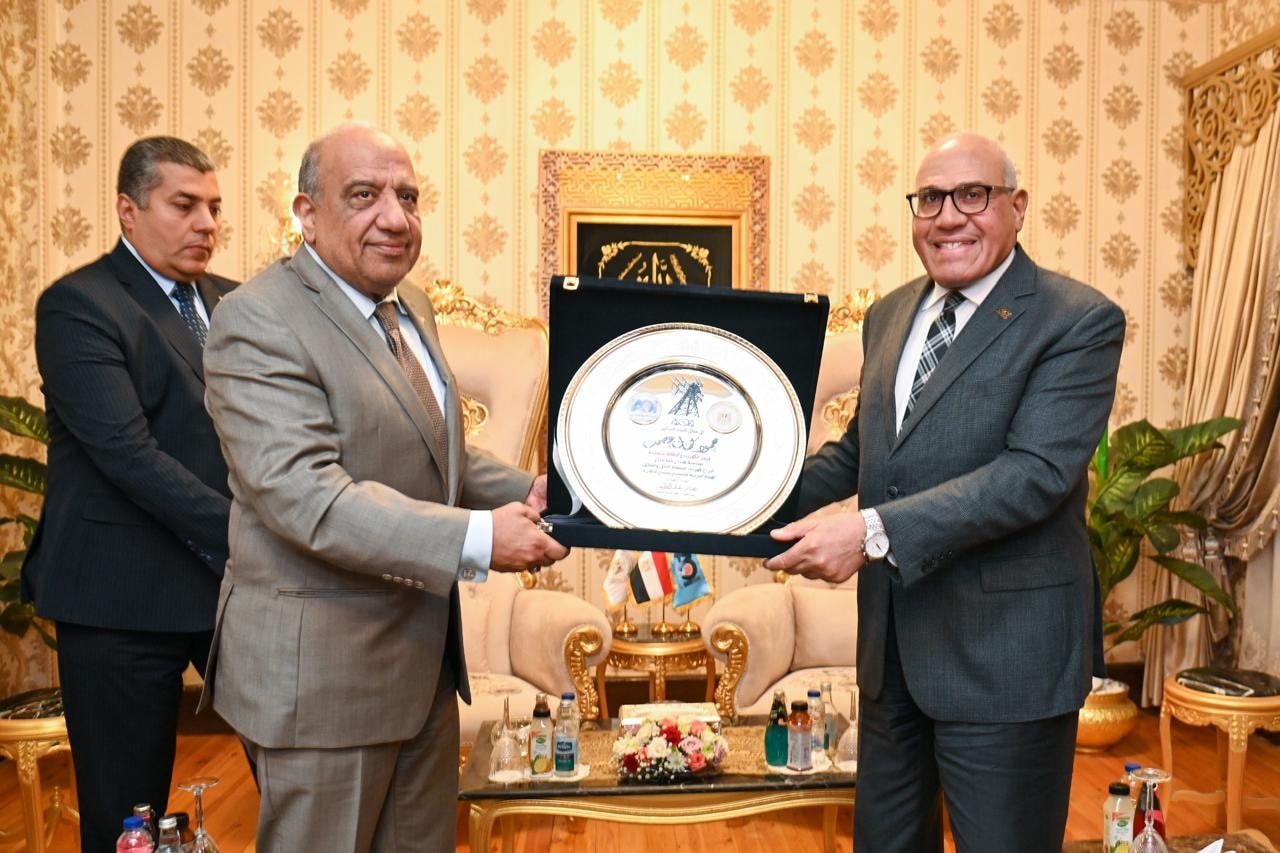 افتتاح خط إنتاج أبراج كهرباء الجهد العالي والفائق بمصنع الطائرات