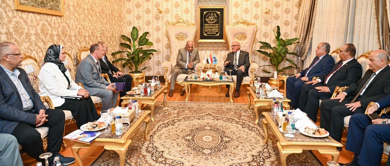 افتتاح خط إنتاج أبراج كهرباء الجهد العالي والفائق بمصنع الطائرات
