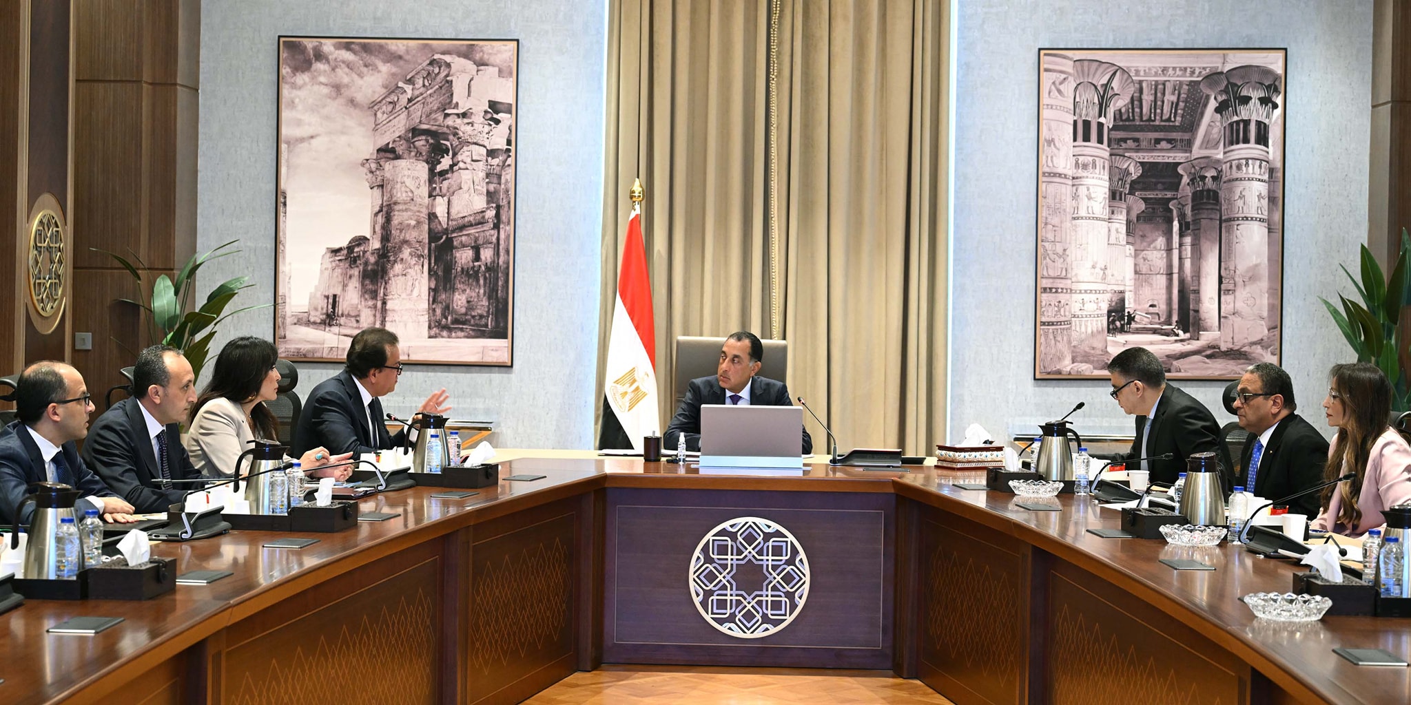 مدبولي يتابع موقف توافر الأدوية والمستلزمات الطبية