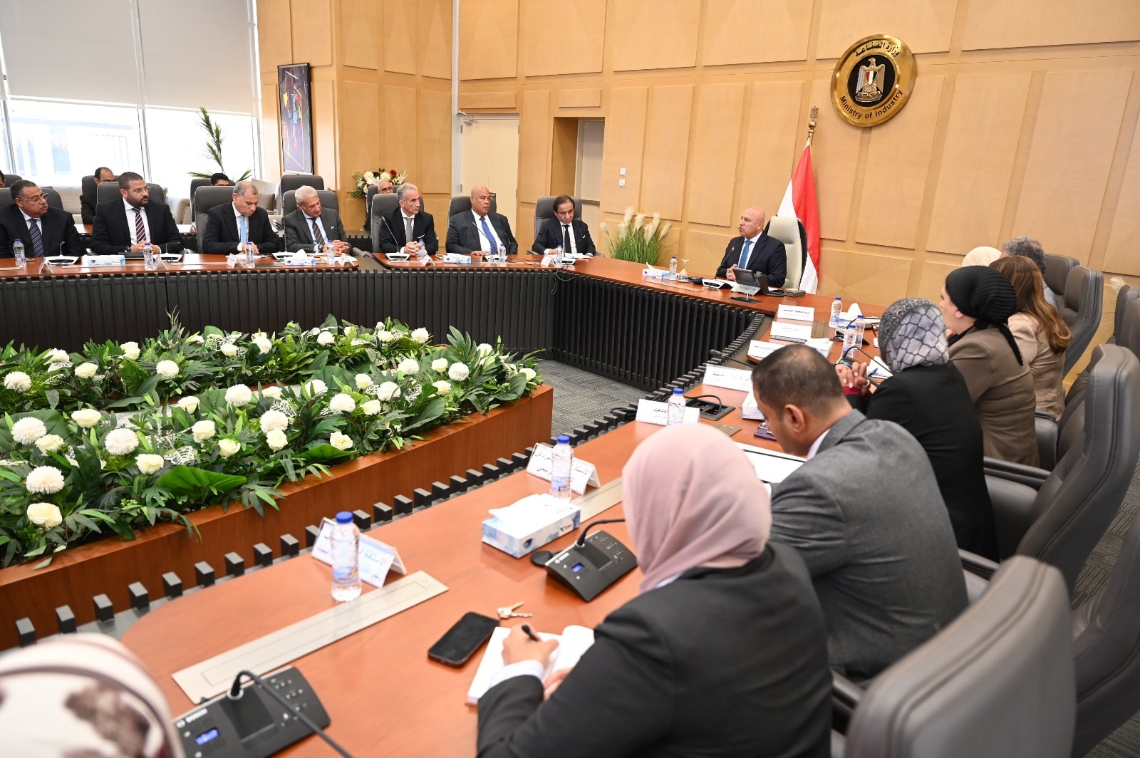 وزير الصناعة يجتمع مع كبار مصنعي الحديد وتجميع السيارات