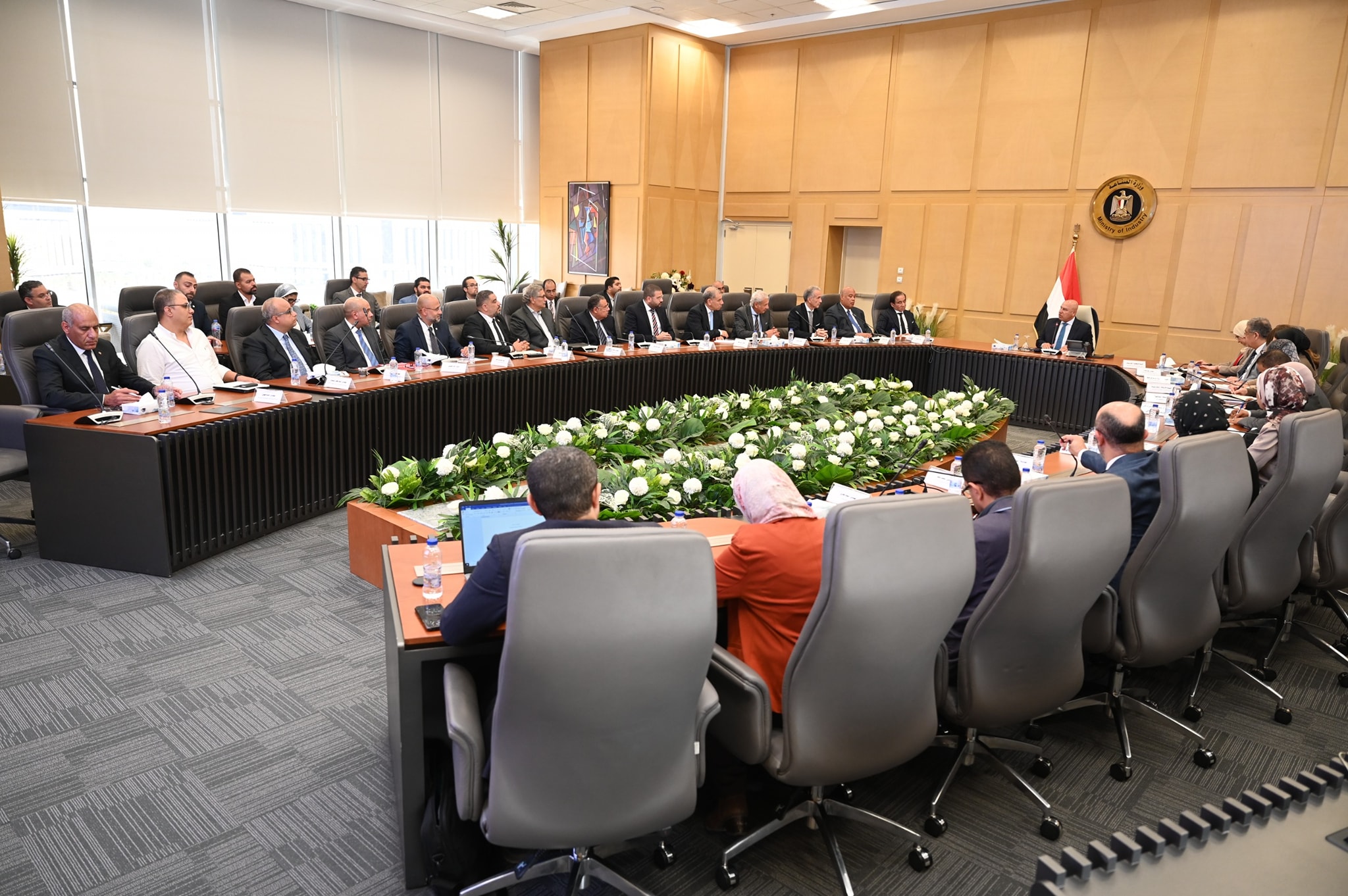 وزير الصناعة يجتمع مع كبار مصنعي الحديد وتجميع السيارات