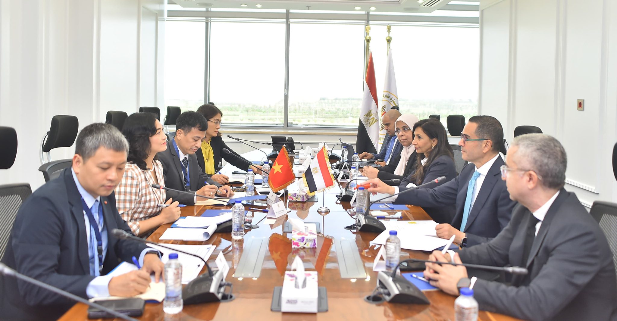 وزير الاستثمار يستقبل نائبة وزير الصناعة والتجارة الفيتنامي
